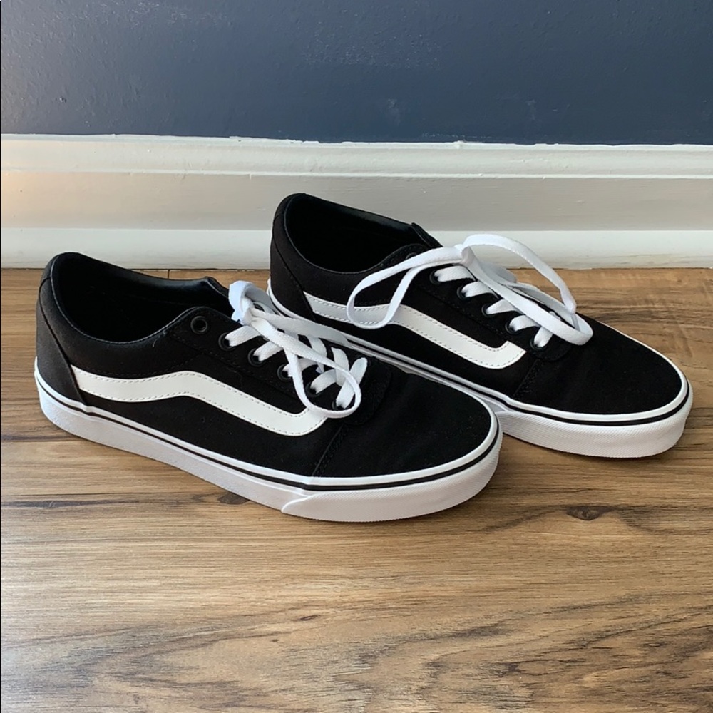 New Vans Shoes Black and White size 8.5